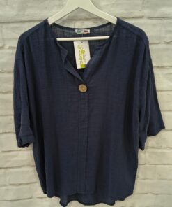 Blusa unicolor con boton de madera