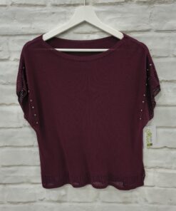 Top de punto y ganchillo con tachas