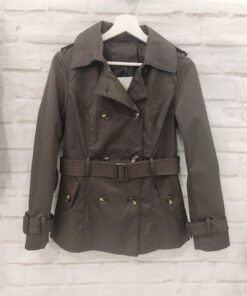 Gabardina corta con cinturón