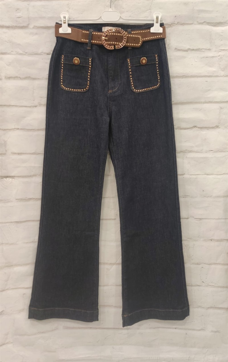 Vaquero oscuro tachas con cinturón