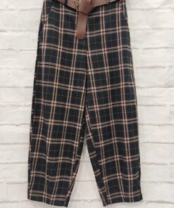 Pantalón barrel de cuadros en fondo oscuro para chica con cinturón ancho marrón, corte relajado, tejido con viscosa y elastán