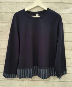 Sudadera unicolor de chica en tono oscuro, corte oversize, cuello redondo, puños y bajo con franjas de rayas verticales en