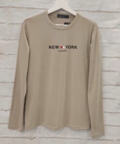 Camiseta de manga larga para hombre en color beige con logo 'New York Classic' en negro y detalle de cuadrado rojo en el tórc