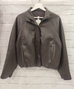 Cazadora bomber de polipiel para chica, color oscuro entre marrón o negro, cuello mao, cremallera frontal y dobladillo elÁst