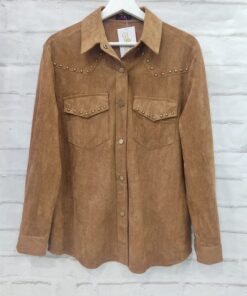 Camisa antelina con tachas
