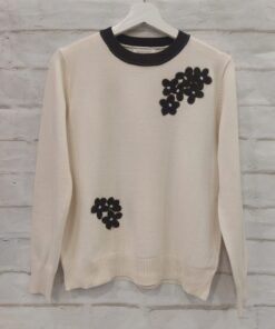 Jersey bicolor de mujer en color marfil con cuello negro y aplicaciones de flores de felpa negras, mangas largas y ajuste hol