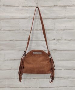 Bolso pequeño de antelina marrón con flecos decorativos en los laterales, cierre con cremallera y dos asas largas regulables