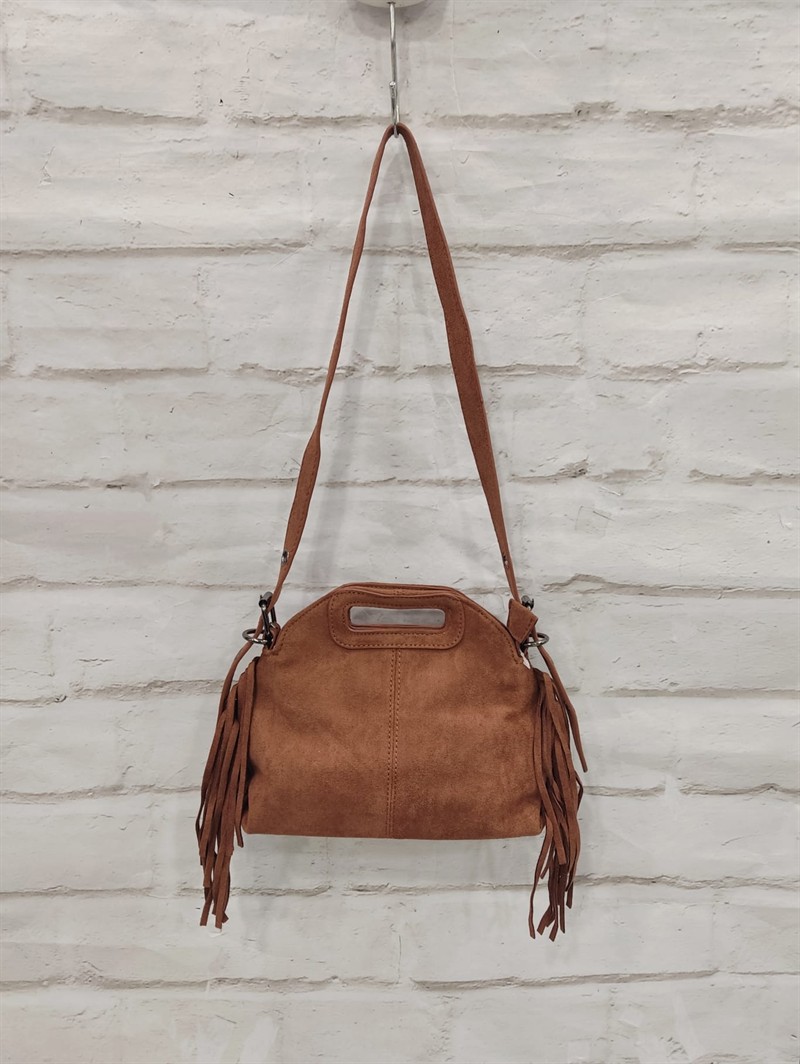 Bolso pequeño de antelina marrón con flecos decorativos en los laterales, cierre con cremallera y dos asas largas regulables
