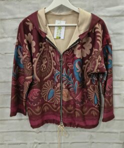 Chaqueta con capucha estampada