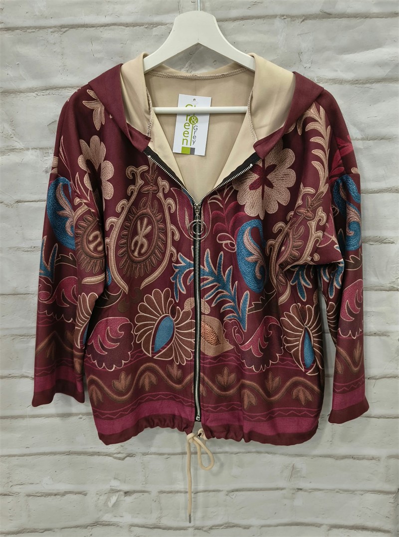 Chaqueta con capucha estampada