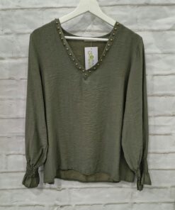 Blusa cuello v con tachas