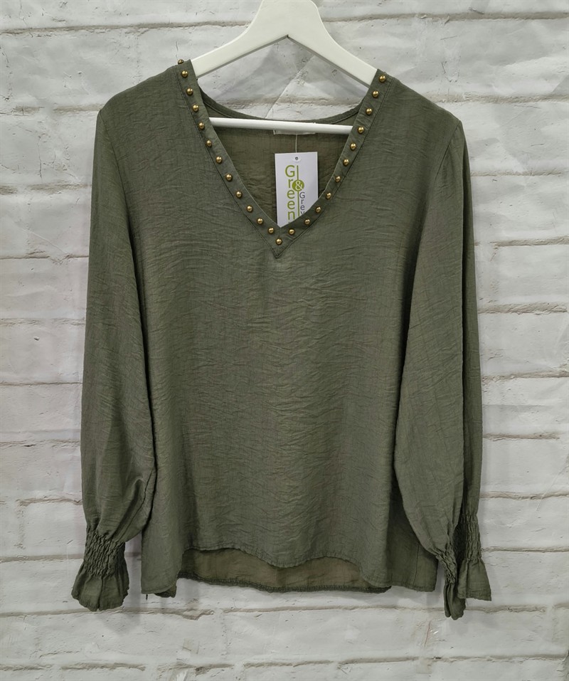 Blusa cuello v con tachas