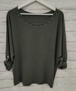 Camiseta oversize media manga con tachas