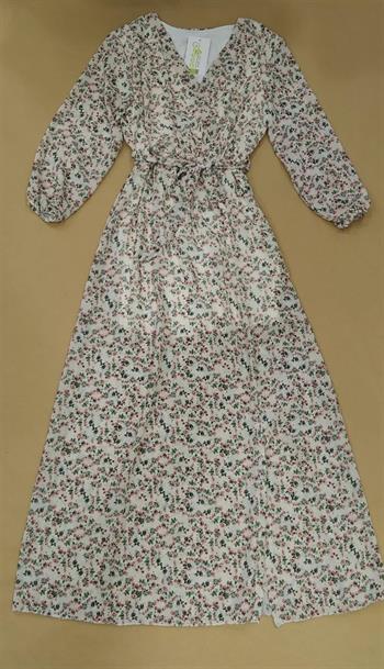 Vestido con escote en uve y print floral con goma en cintura. Forro interior.