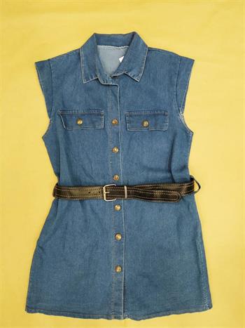 Vestido camisero de tela vaquera sin mangas, con botones y cinturón.