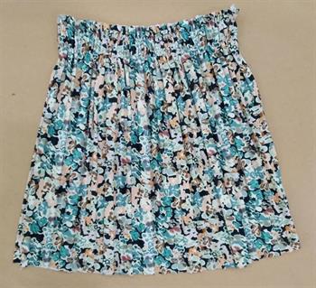 Falda corta plisada, print de flores y goma en cintura.